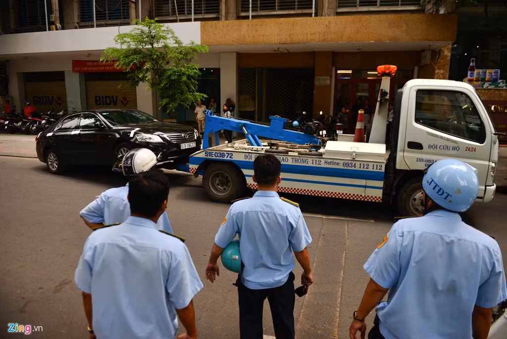 Chiếc xe 4 chỗ đậu sai quy định bị kéo về nơi xử lý vi phạm.