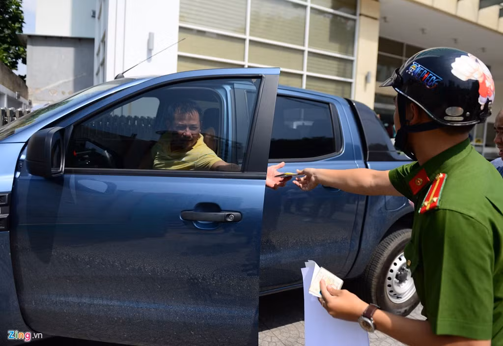 Chiếc xe đậu sai nơi quy định trước văn phòng của Bộ Công Thương bị lập biên bản xử lý.