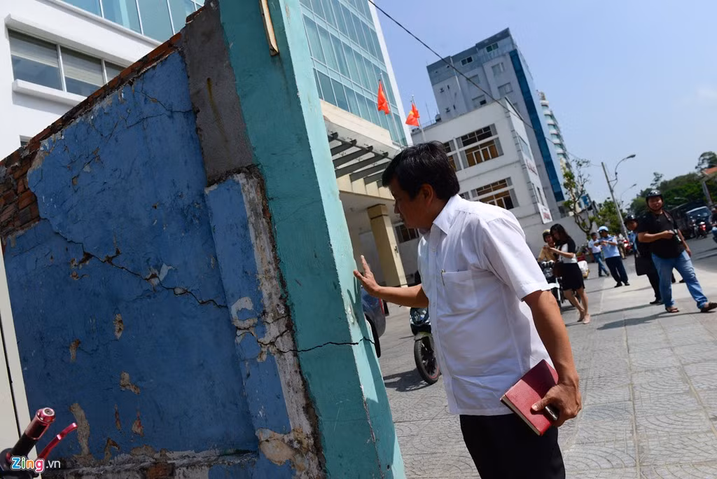 Đại diện người trong tòa nhà ra giải thích nhưng ông Hải cương quyết: "Anh đi vào đi, không cần nói nhiều. Bức tường này chắn lối đi, không đập bỏ bây giờ nó sập đè người đi bộ, anh có chịu trách nhiệm không?".