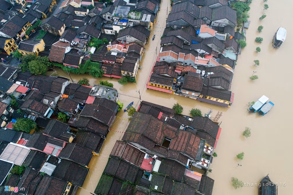 Sáng nay, mưa lớn tiếp tục trút xuống thành phố Hội An trong vài giờ mới ngớt.