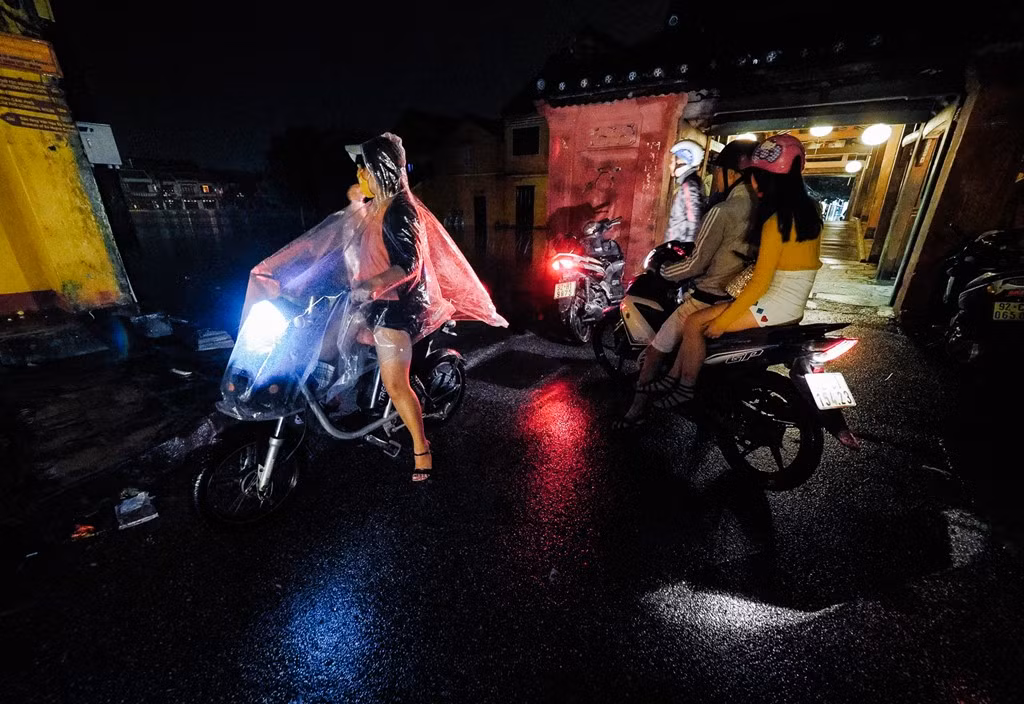 Chủ tịch UBND Hội An, Nguyễn Văn Dũng cho biết học sinh trên toàn thành phố được nghỉ học để tránh mưa lũ và đảm bảo an toàn.