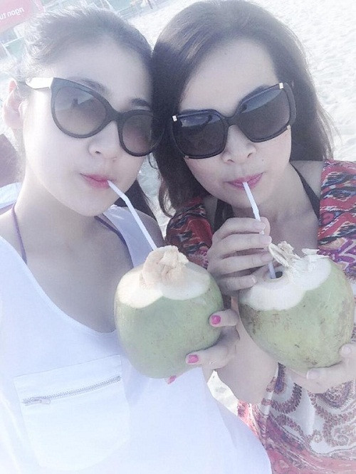 Nhìn hình ảnh này nhiều người cho rằng, Á hậu Tú Anh và mẹ như hai chị em.