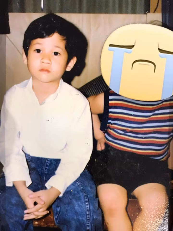 ... Bạn trai cô lại khoe ảnh thời trẻ con khá dễ thương, bụ bẫm