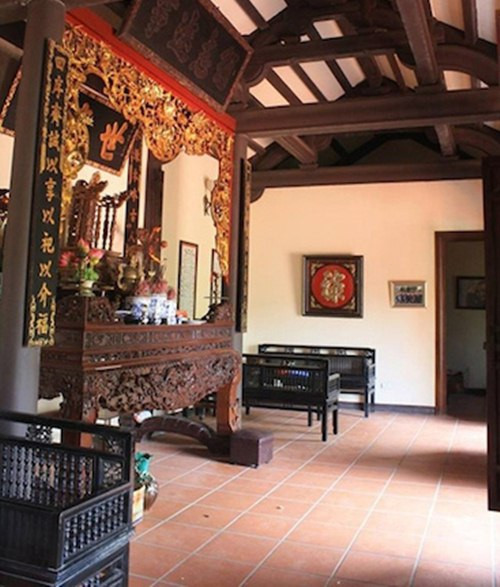 Cửa nhà và nhiều đồ nội thất được làm bằng gỗ quý.