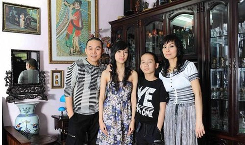 Nhà ở Xuân Hinh - Khang trang, rộng nghìn m2 Khác biệt với Hoài Linh, nhà ở của Xuân Hinh trang hoàng và chỉn chu hơn. Gia đình nghệ sĩ Xuân Hinh có hai căn nhà, một căn nhà ở trung tâm thành phố Hà Nội và một căn nhà cổ bạc tỷ rộng rãi ở quê nhà Bắc Ninh.