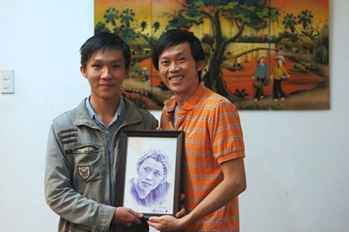 Trong nhà cũng không có nhiều đồ quý giá, chỉ treo vài bức tranh mà nghệ sĩ yêu thích.