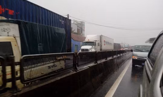 Thượng tá Trần Thành Hiệp, Phó trưởng Phòng CSGT Công an Phú Yên, cho biết đoạn sạt lở xảy ra tại km 1360 và 1361, thuộc đoạn đèo Cả qua tỉnh Phú Yên. Cũng theo thượng tá Hiệp, đèo Cổ Mã thuộc xã Vạn Thọ, huyện Vạn Ninh, tỉnh Khánh Hòa cũng đang bị sạt lở. Hàng đoàn xe ùn ứ kéo dài mỗi bên hơn 10km.