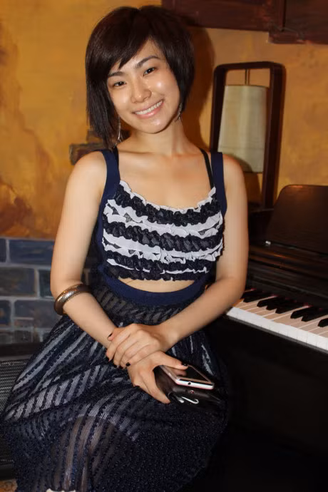 Nữ ca sĩ cho biết, cô rất ít khi trang điểm dù biết khi thiếu lớp son phấn dày cộm, vẻ đẹp tự nhiên của mình sẽ khác xa với những hình ảnh rực rỡ trên sân khấu.