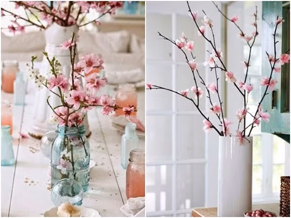 2. Trang trí bằng hoa đào Cũng giống như quất, hoa đào vẫn thường được sử dụng theo một số tiêu chuẩn khá áp đặt như chỉ cắm trong bình to, chỉ bày đào với hình dáng có sẵn, hay chỉ bày một cành/cây cho một không gian nhất định. Một lần nữa, chúng ta cần phá tan những tiêu chuẩn vô hình đó, tự mở rộng mình để có những ý tưởng mới lạ hơn. Thay vì bày những cành đào to được bán ngoài chợ, bạn có thể tìm mua những cành đào nhỏ hoặc tự ngắt cành nhỏ từ một cành lớn và bày trong các bình sứ, bình thủy tinh để đặt trên bàn. Đào cũng là hoa, vậy sao các loài hoa khác thường được nâng niu thành từng cành nhỏ trong bình còn đào thì lại không? Bình hoa đào sẽ giúp nhà bạn trở nên sang trọng, tinh tế mà không kém phần tươi mới và đậm không khí Tết.