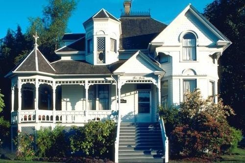 Tuy nhiên, trong bối cảnh nhà ở được xây dựng san sát, đặc biệt nhà chung cứ khó có thể thực hiện theo ý chủ nhân như hiện nay, nếu không có điều kiện thay đổi môi trường bên ngoài, chủ nhà có thể treo ảnh rồng trên bức tường phía Đông ngôi nhà hoặc đặt tượng rồng ở phía Đông phòng khách. Một lưu ý nhỏ là chúng ta nên chọn rồng bốn móng, tránh rồng năm móng (chỉ dùng cho vua chúa), vì mức năng lượng quá lớn do rồng năm móng tạo ra có thể không phù hợp với “người trần mắt thịt”.