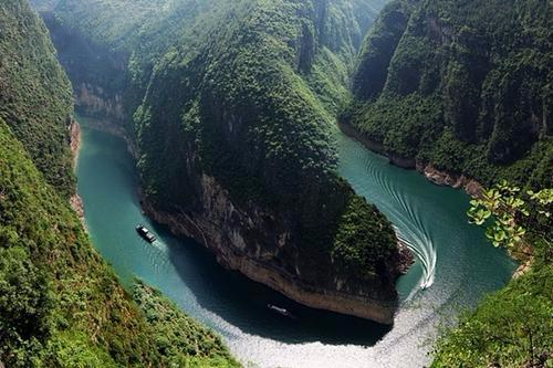 1. Nhà được xây tại điểm giao nhau giữa ba con sông Ông Lương Chân cho rằng, nhìn từ góc độ phong thủy nhà ở, vị trí cát lợi nhất trong phong thủy chính là điểm hội tụ chung của ba con sông. Vì thế, một căn nhà được xây dựng tại vị trí này là không gì có thể so sánh được, nó mang đến cho gia chủ may mắn cả về tiền tài và sức khỏe.