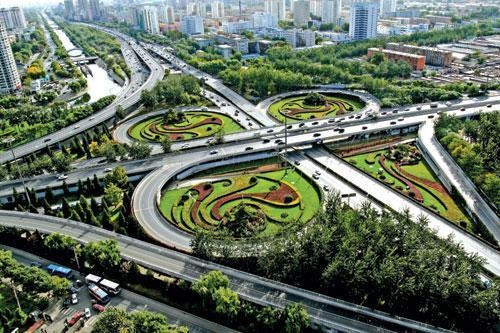 3. Nhà nên đặt ở khu vực có nhiều đường Đường thông, tài vận mới thông đó là điều tất nhiên và dễ hiểu bởi lẽ có người mới có đường, người càng đông, đường mới càng rộng và đường theo quan niệm phong thủy chính là tượng trưng của vinh hoa phú quý.