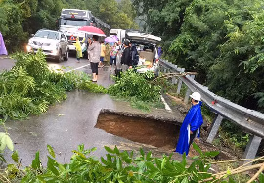 Ông Võ Ngọc Kha, Phó giám đốc Sở Giao thông vận tải Phú Yên, cho hay sở nay đang tập trung mọi lực lượng khắc phục sự cố sạt lở trên đèo Cả. "Tuy nhiên, vì lượng đất đá sạt lở lớn nên chưa biết bao giờ mới thông xe" - ông Kha nói. Một hố tử thần xuất hiện trên đèo Cả