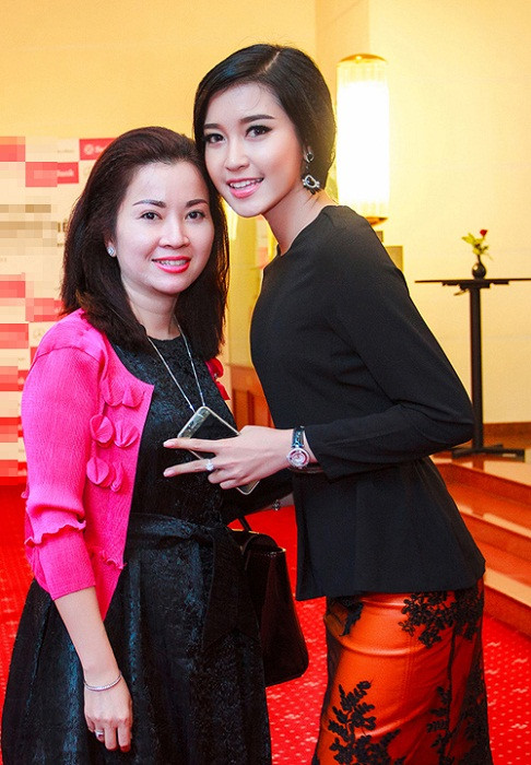 Bà Trần Lan Phương (sinh năm 1974) - mẹ của Á hậu Huyền My cũng khiến nhiều người ngỡ ngàng vì nhan sắc mặn mà, sành điệu.