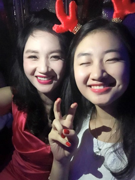 Nhiều người khó nhận ra "ai là chị", "ai là em" khi ngắm hình ảnh này của hai mẹ con Hoa hậu Thu Ngân.