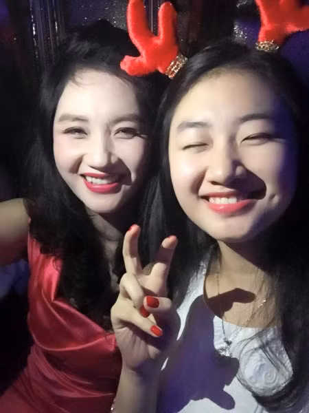 Nhiều người khó nhận ra "ai là chị", "ai là em" khi ngắm hình ảnh này của hai mẹ con Hoa hậu Thu Ngân.