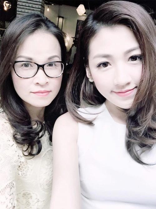 Đọ sắc với con gái ở những khoảnh khắc đời thường, vẻ đẹp không tuổi của mẹ Tú Anh cũng khiến nhiều người phải siêu lòng.