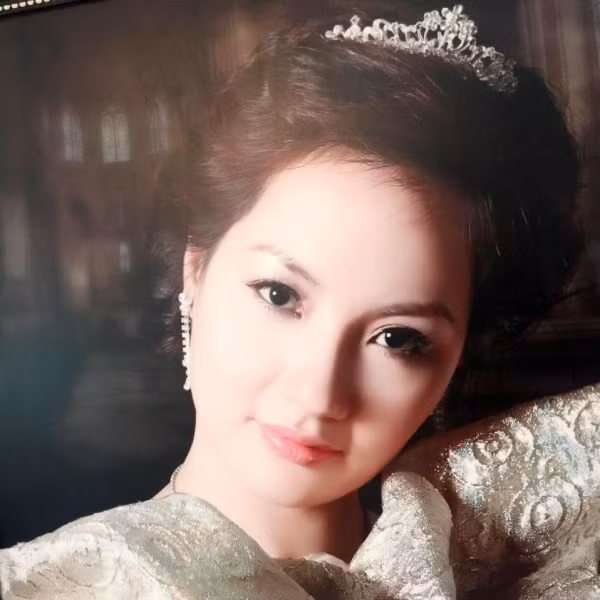 Nói đến những bà mẹ của Á hậu, Hoa hậu sở hữu gương mặt xinh, thân hình gợi cảm phải kể đến bà Lê Thị Thanh Hòa (sinh năm 1973) - một doanh nhân thành đạt nổi tiếng trong lĩnh vực làm đẹp thẩm mỹ ở Hải Phòng – mẹ của hoa hậu Trần Thu Ngân.