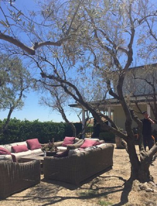 Nơi đây là khuHoàng Kiềunghỉ ngơi và tiếp đón bạn bè.