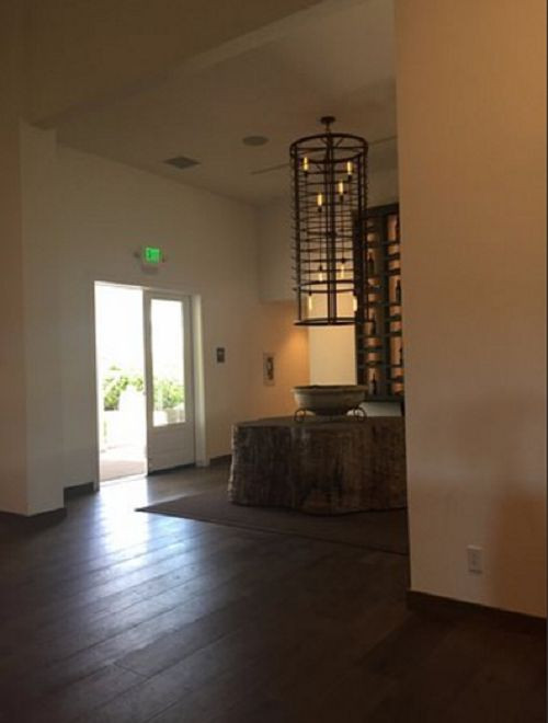 Góc nhỏ nhìn ra khoảnh sân vườn rộng.