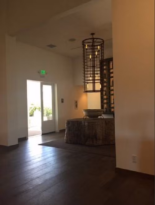 Góc nhỏ nhìn ra khoảnh sân vườn rộng.