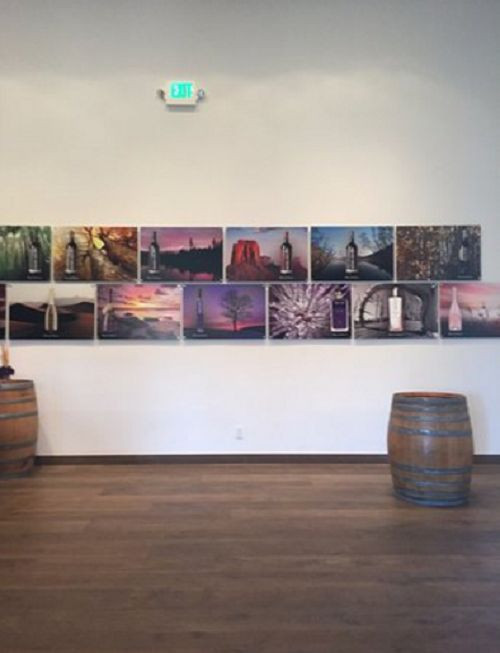 Tường nhà trang trí bằng rất nhiều tranh.