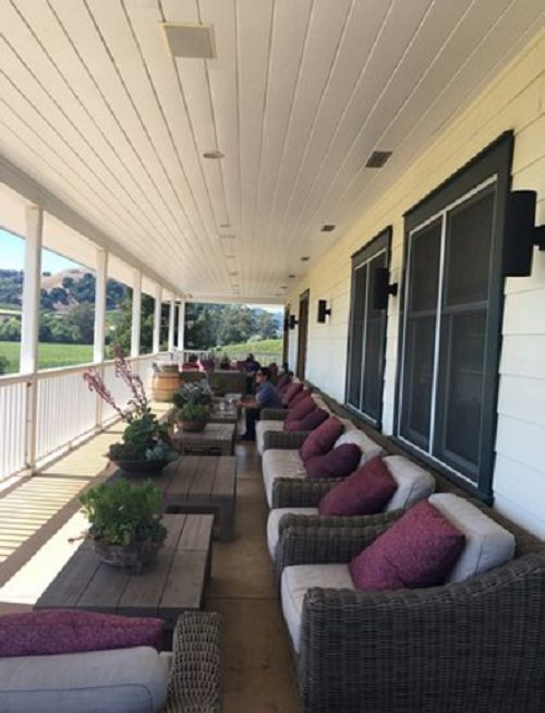 Ban công tầng hai được thiết kế nhiều ghế sofa cho khách đến tham quan và ngồi nghỉ chân.