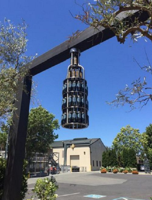 Chai rượu vang khổng lồ là điểm nhấn trang trí lối vào.