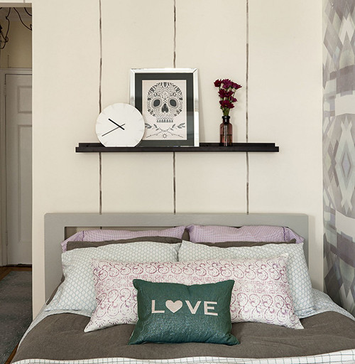 Bàn để cạnh giường được thay bằng giá đỡ trên đầu giường nhằm tiết kiệm và tối đa hóa không gian.