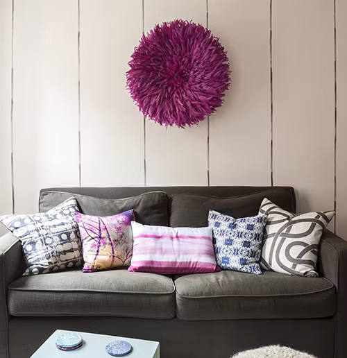 Để phản ánh cá tính của chủ nhân, các loại gối đủ màu sắc sặc sỡ đã được bài trí trên sofa màu ghi xám một cách thực sự nổi bật.
