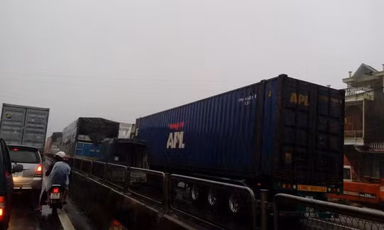 Trong khi đó, ông Lê Hồng Sơn, Phó giám đốc Chi nhánh vận tải Đường sắt Nha Trang, cũng cho biết tình trạng sạt lở đã làm tuyến đường sắt qua Phú Yên và Khánh Hòa bị tê liệt hoàn toàn. Ách tắt giao thông kéo dài nhiều giờ liền ở 2 đầu đèo Cả.