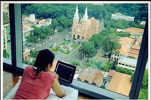 Căn hộ thuê 2,4 tỷ/năm: Vợ chồng "nữ hoàng nhạc dance" đã chọn được một căn hộ ưng ý nằm ngay trung tâm quận 1, hướng ra nhà thờ Đức Bà.