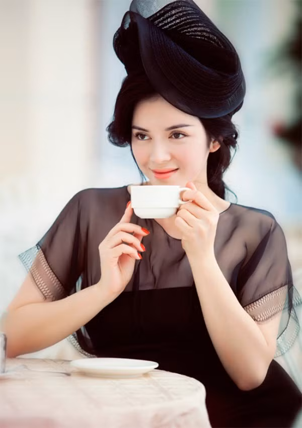 Lý Nhã Kỳ nổi tiếng là mỹ nhân giàu nhất làng giải trí Việt, cô xuất hiện trên truyền thông luôn gắn với hàng hiệu, tiệc tùng hạng sang, những chuyến từ thiện khắp đất nước, và công du trong khuôn khổ làm đại sứ du lịch ở nước ngoài.