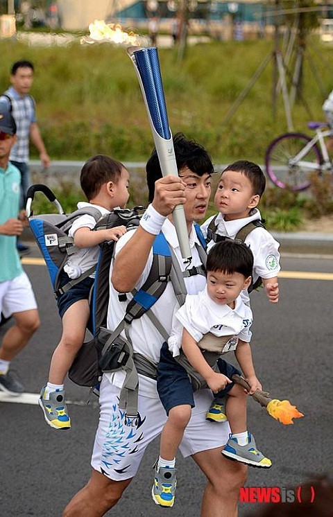 Tại buổi lễ rước đuốc cho kỳ ASIAD 17, Siêu nhân Song Il Kook khiến cho nhiều người khâm phục khi anh vừa chạy vừa địu ba anh em tham gia quá trình rước đuốc.