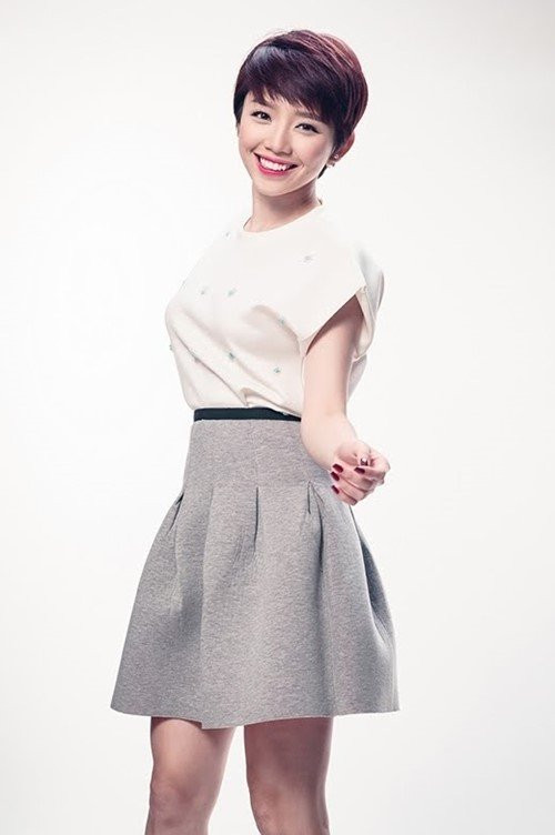 Tóc Tiên từng đỗ vào trường Đại học Y Dược TPHCM. Tuy nhiên, năm 2009, cô tạm ngưng ca hát và du học ngành Sinh học tại trường Cao đẳng Cộng đồng Pasadena City College ở Los Angeles, California. Sau khi tốt nghiệp cô tiếp túc chuyển hướng sang học về truyền thông. Tóc Tiên hiện là nữ ca sĩ đắt show ở Việt Nam lẫn Mỹ nhưng cô luôn là người cầu tiến và dành thời gian cho việc học.