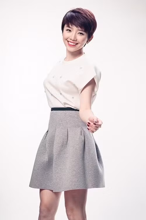 Tóc Tiên từng đỗ vào trường Đại học Y Dược TPHCM. Tuy nhiên, năm 2009, cô tạm ngưng ca hát và du học ngành Sinh học tại trường Cao đẳng Cộng đồng Pasadena City College ở Los Angeles, California. Sau khi tốt nghiệp cô tiếp túc chuyển hướng sang học về truyền thông. Tóc Tiên hiện là nữ ca sĩ đắt show ở Việt Nam lẫn Mỹ nhưng cô luôn là người cầu tiến và dành thời gian cho việc học.