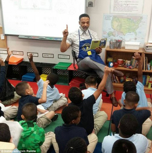 Khi được hỏi làm thế nào để có được thân hình đẹp như vậy, ông Randle khuyên mọi người nên uống nhiều nước tinh khiết và nước ép trái cây tự nhiên, ăn nhiều rau và thực phẩm tươi cũng như tập thể thể dục đều đặn.