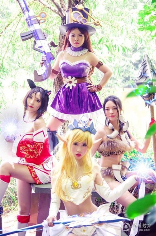 Những hình ảnh kỷ yếu độc lạ theo phong cách cosplay gợi cảm của nhóm nữ sinh trường Y được đăng tải đã thu hút nhiều sự chú ý của dân mạng. Nhiều người cho rằng, màn cosplay này thực sự sáng tạo, góp một làn gió mới vào trào lưu chụp ảnh kỷ yếu của giới trẻ.