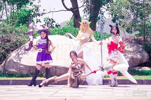 Bên cạnh đó, nhiều người "tấm tắc" khen ngợi độ chịu chơi của nhóm nữ sinh bởi mỗi bộ đồ cosplay từ trang phục đến phụ kiện nhất đều rất đắt đỏ. Điều này cho thấy nhóm nữ sinh này rất đầu tư cho hình ảnh của mình.