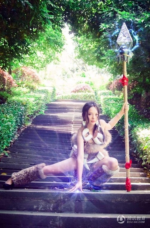 Các nhân vật nữ tướng trong game online được nhóm nữ sinh hóa thân lần lượt là: Caitlyn, Nidalee, Ahri, Janna. Tất cả đều có một vẻ đẹp cực hấp dẫn.