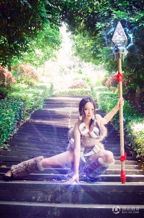 Các nhân vật nữ tướng trong game online được nhóm nữ sinh hóa thân lần lượt là: Caitlyn, Nidalee, Ahri, Janna. Tất cả đều có một vẻ đẹp cực hấp dẫn.