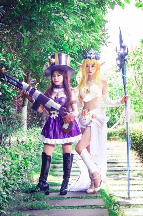 Ngoài ra, cũng có nhiều ý kiến trái chiều xung quanh bộ ảnh. Không ít người cho rằng, phong cách này không phù hợp với ảnh kỷ yếu. "Với mục đích lưu lại khoảnh khắc đẹp thời sinh viên thì bộ ảnh này quá lố bịch", một cư dân mạng bình luận.