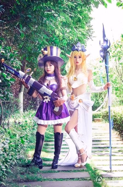 Ngoài ra, cũng có nhiều ý kiến trái chiều xung quanh bộ ảnh. Không ít người cho rằng, phong cách này không phù hợp với ảnh kỷ yếu. "Với mục đích lưu lại khoảnh khắc đẹp thời sinh viên thì bộ ảnh này quá lố bịch", một cư dân mạng bình luận.