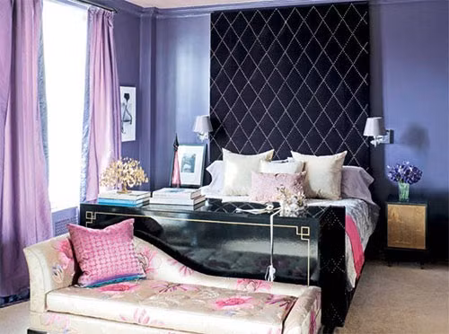 5. Đầu tư vào bộ đồ giường Nếu mục tiêu là dành thời gian để có những giấc ngủ thoải mái, hãy trang bị cho giường ngủ những bộ ga giường. “Một phòng ngủ quyến rũ khi có bộ đồ giường cao cấp” - nhà thiết kế Cathy Hobbs. Thêm nữa, chọn những bộ đồ giường với những màu sắc mà mình yêu thích, bạn sẽ cảm thấy hứng thú mỗi khi bước vào phòng ngủ.