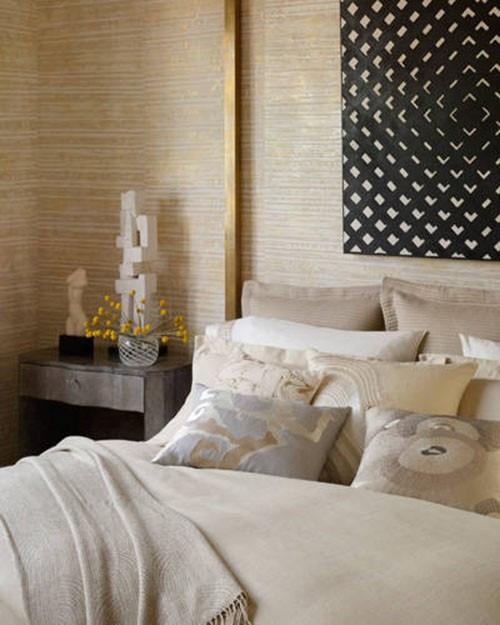 7. Xem xét kỹ lưỡng giấy dán tường Nhà thiết kế nội thất Amy Lau cho rằng: Một bức dán tường đẹp đẽ với kích thước rộng kèm theo màu sắc hài hòa khiến cho phòng ngủ của bạn rộng thêm và sáng bóng hơn.