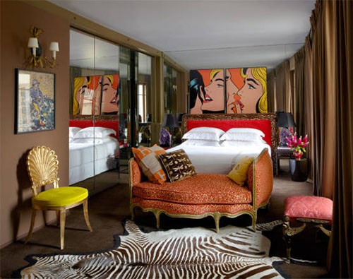 2. Tạo ra ấn tượng sâu sắc mỗi khi bước vào phòng ngủ Nhà thiết kế Rebecca nổi tiếng với những thiết kế nội thất và phong cảnh. Cô là tác giả đóng góp thường xuyên cho chương trình “Today Show”. Cô Rebecca Cole cho biết: Tôi yêu sự sang trọng của bức tường với màn treo xung quanh. Các bức tường nổi bật với rèm cửa trong căn hộ ở Paris.