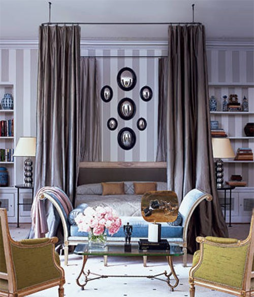 1. Rèm cửa là điều quan trọng nhất Eric Cohler – một trong những nhà thiết kế nội thất nổi tiếng với những tác phẩm được nhiều người ưa chuộng. Là một nhà thiết kế theo đuổi phong cách thoải mái, phổ dụng nhưng những dự án của Eric Cohler luôn đạt được một đẳng cấp thẩm mỹ đỉnh cao. Ông đưa ra ý kiến rằng: Rèm cửa là vật thiết yếu cho mỗi phòng ngủ để bạn có thể thoải mái, thư giãn khi ngủ. Để có thể thư thái tuyệt đối, phòng ngủ nên được đóng kín, tránh ánh sáng bên ngoài làm bạn thức giấc mỗi buổi sáng.