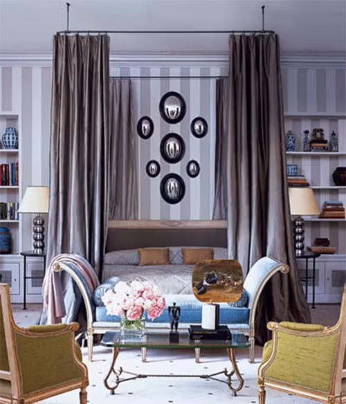 1. Rèm cửa là điều quan trọng nhất Eric Cohler – một trong những nhà thiết kế nội thất nổi tiếng với những tác phẩm được nhiều người ưa chuộng. Là một nhà thiết kế theo đuổi phong cách thoải mái, phổ dụng nhưng những dự án của Eric Cohler luôn đạt được một đẳng cấp thẩm mỹ đỉnh cao. Ông đưa ra ý kiến rằng: Rèm cửa là vật thiết yếu cho mỗi phòng ngủ để bạn có thể thoải mái, thư giãn khi ngủ. Để có thể thư thái tuyệt đối, phòng ngủ nên được đóng kín, tránh ánh sáng bên ngoài làm bạn thức giấc mỗi buổi sáng.