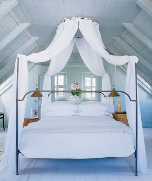 8. Khiến cho phòng ngủ thoải mái nhất Nhà thiết kế Eric Cohler cho rằng phòng ngủ nên là nơi thoải mái, nhẹ nhàng cho một cặp vợ chồng. Vì vậy, phòng ngủ không nên có điện thoại di động, TV hay máy tính.