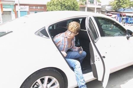 Bận rộn với lịch diễn dày đặc cùng khâu chuẩn bị cho album mới, vừa quay xong chương trình ca nhạc của riêng mình, Nathan Lee đã có mặt tại sân khấu X-Factor chiều qua để ủng hộ cho đồng nghiệp Hồ Quỳnh Hương.